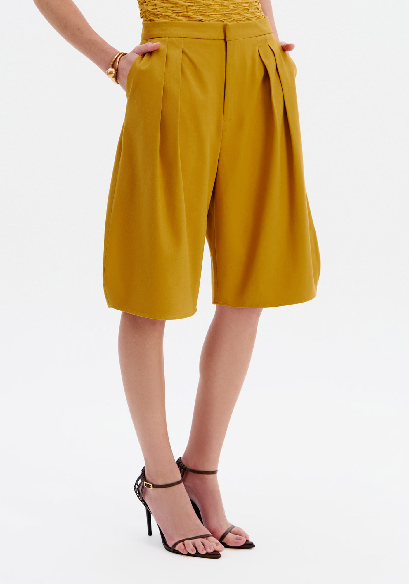 Bermuda Barrel Alongada Com Pregas - Amarelo