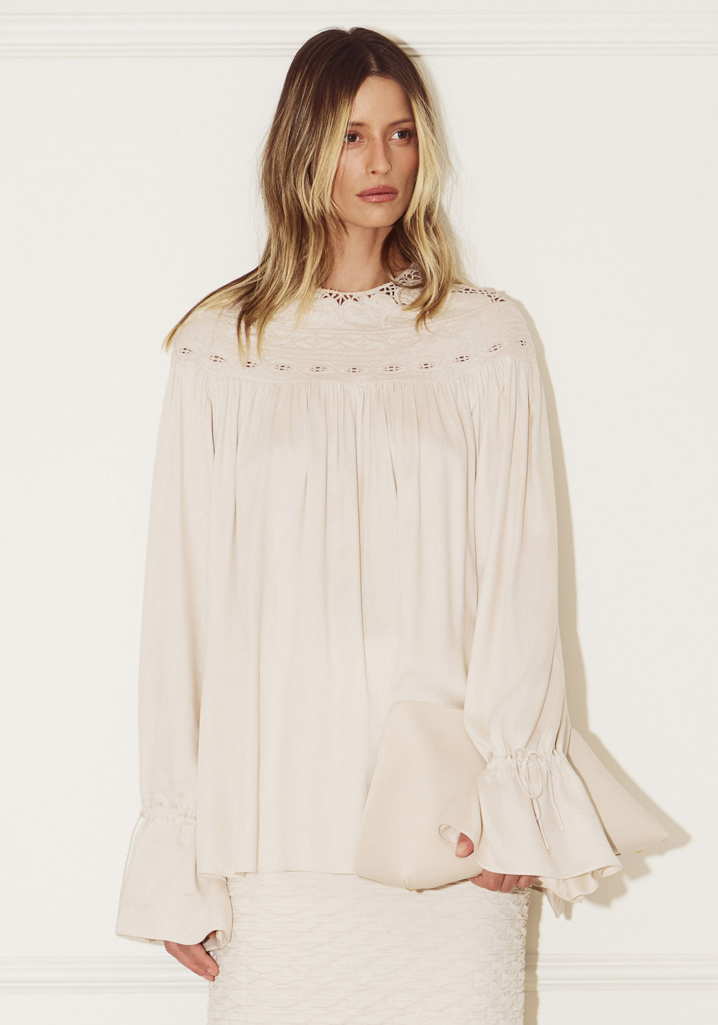 Blusa Ampla Com Pala Bordada - Bege