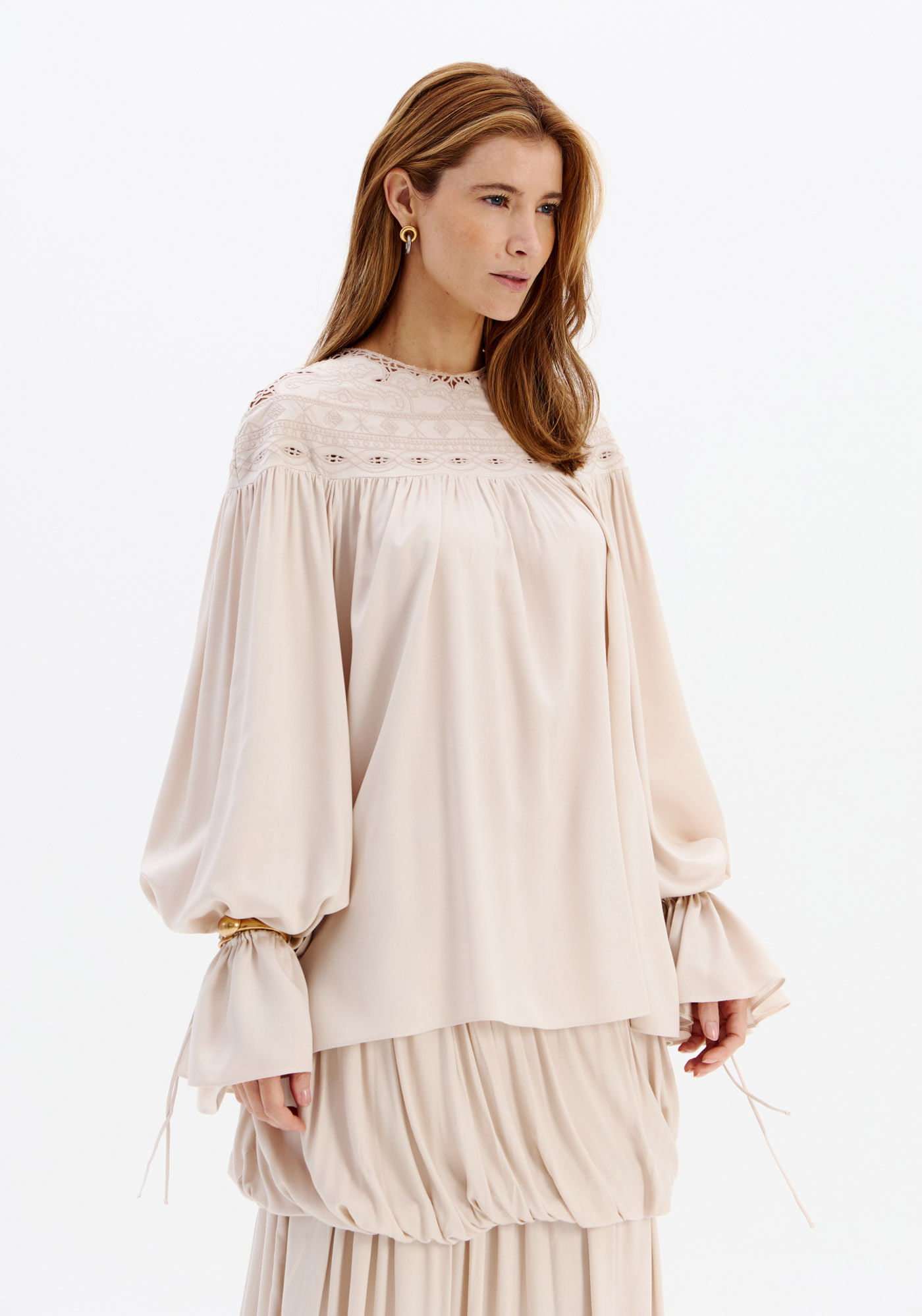 Blusa Ampla Com Pala Bordada - Bege